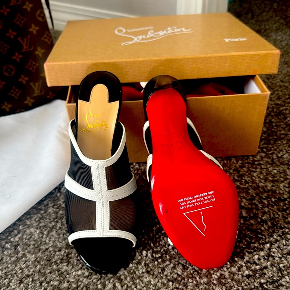 Like new worn once still have box and bags that shoe came in..